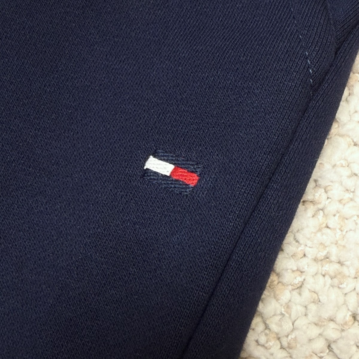 Tommy Hilfiger שורט טרנינג לגברים עם לוגו – תמונה 13