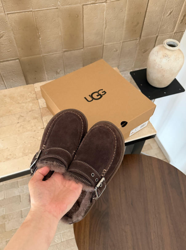 UGG כפכפי זמש פרוותיים עם רצועת עקב – תמונה 5