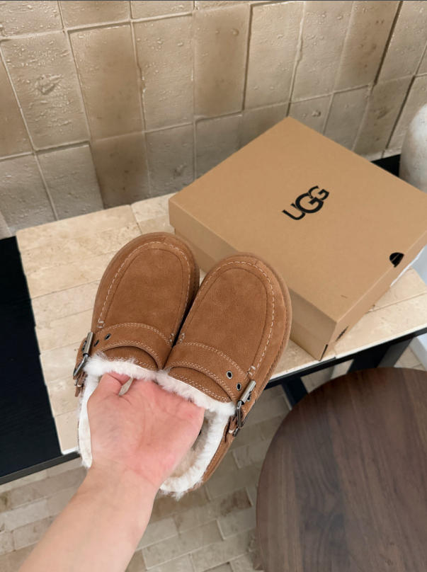 UGG כפכפי זמש פרוותיים עם רצועת עקב – תמונה 3