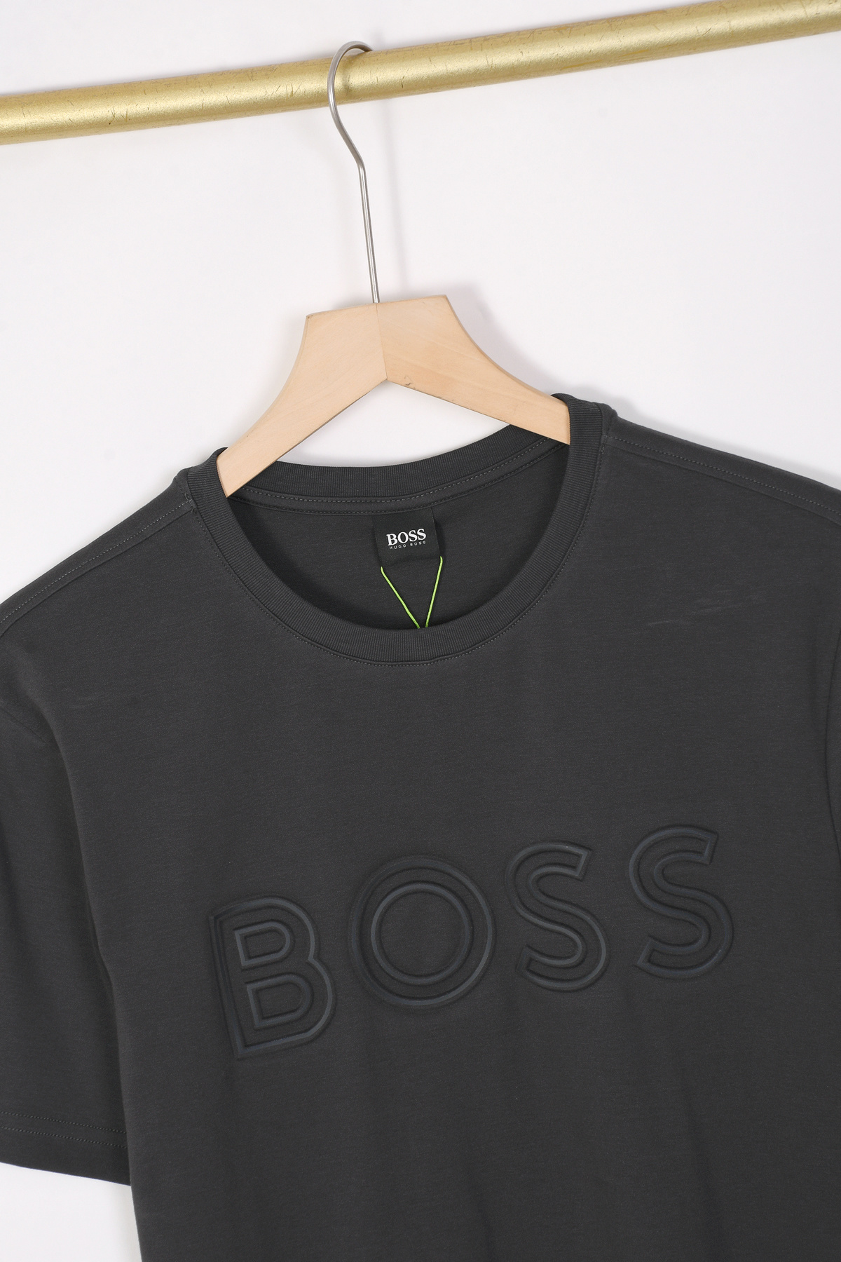 BOSS חולצת טי לגברים עם לוגו מובלט – תמונה 3