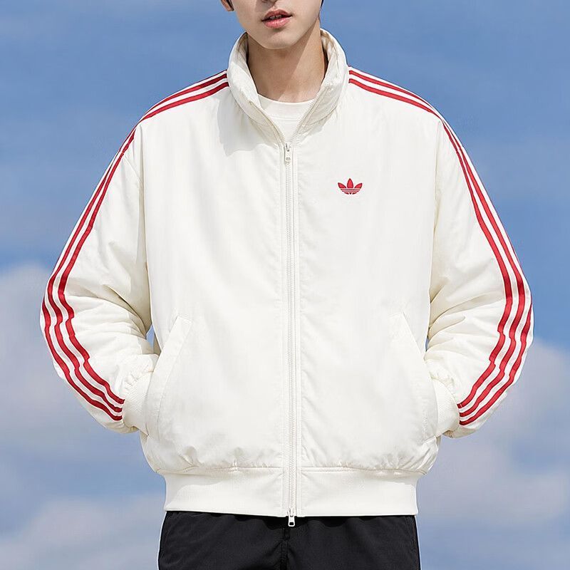 ז׳קט מרופד של adidas באוף-וייט עם פסים אדומים, מבט חזיתי חוץ