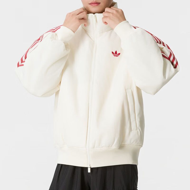 ז׳קט מרופד adidas, אוף-וייט עם פסים אדומים, מבט חצי סגור מקדימה
