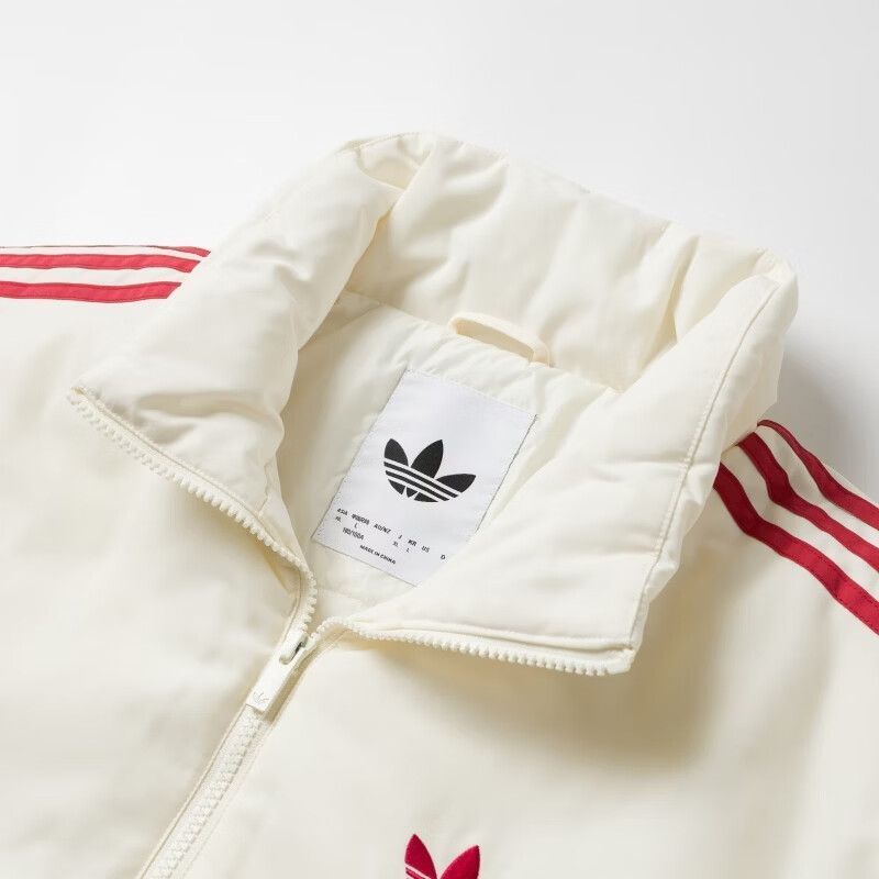 צווארון מרופד עם תג פנימי של adidas בז׳קט אוף-וייט, תקריב