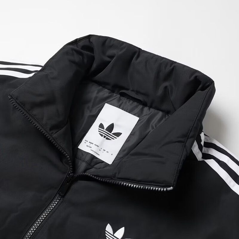 צווארון עומד מרופד של adidas עם תג פנימי ולוגו Trefoil, תקריב