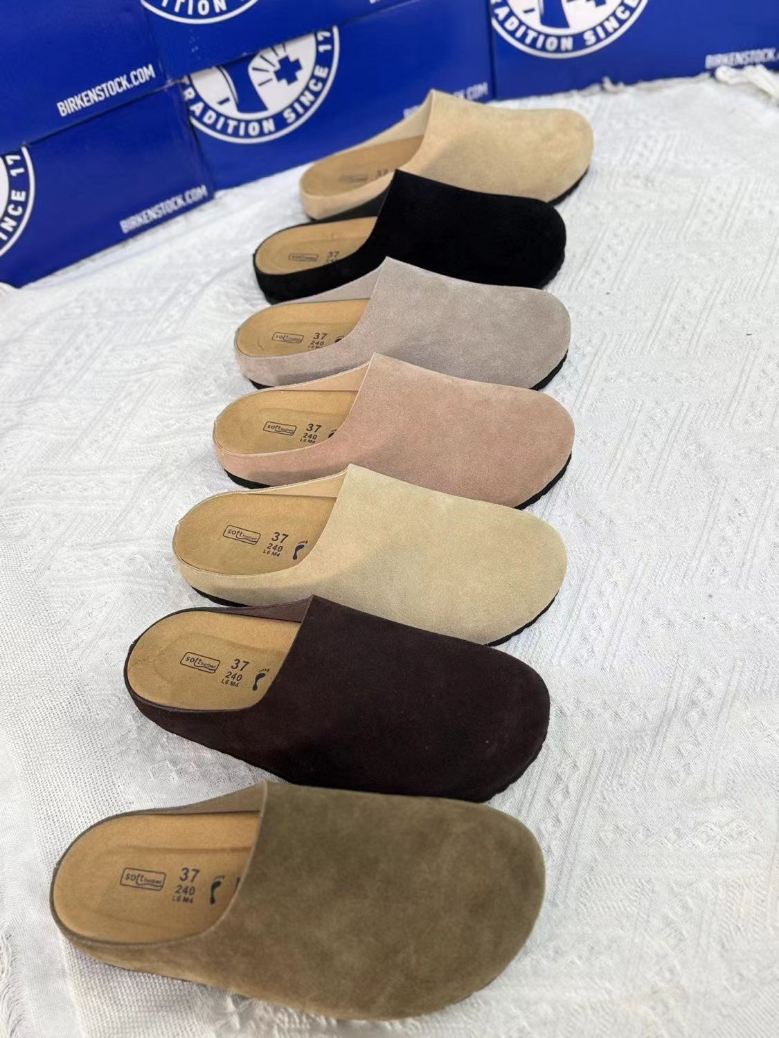 כפכפי בית סגורים Birkenstock מזמש, שורת צבעים בתצוגה על משטח