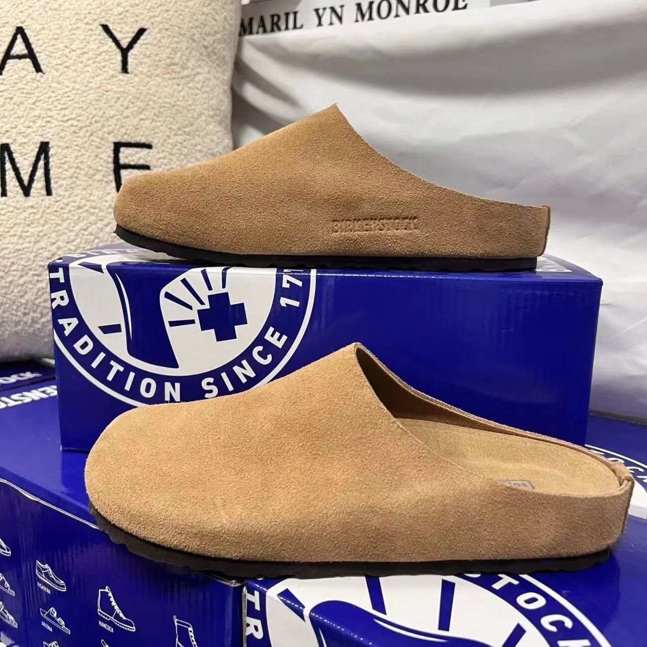 כפכפי בית סגורים Birkenstock מזמש, פרופיל צד עם הטבעת הלוגו על הדופן
