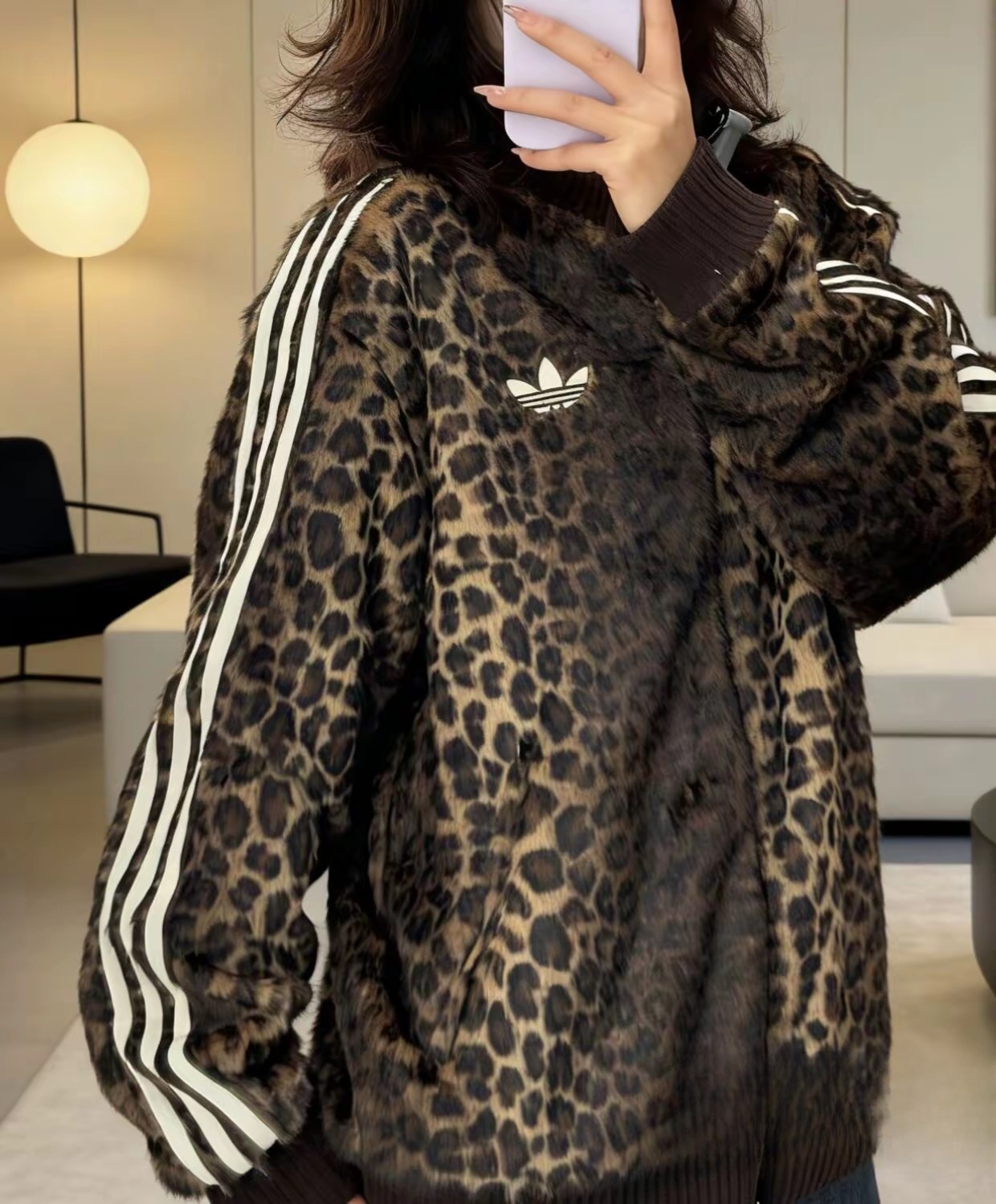 ג'קט טרנינג adidas מנומר, תקריב על שלושת הפסים לאורך השרוול