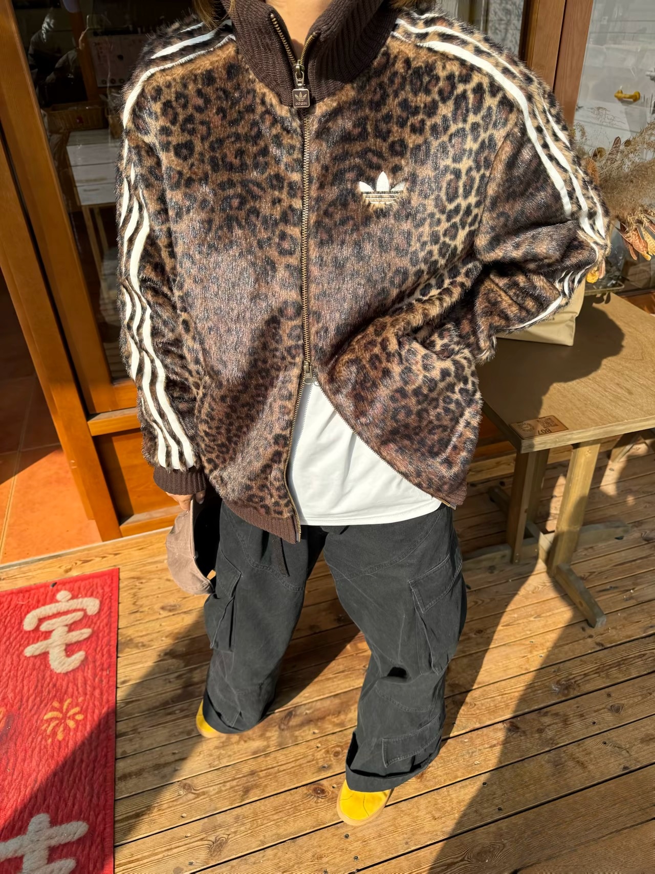 ג'קט טרנינג adidas מנומר, תקריב בשמש המדגיש את ההדפס