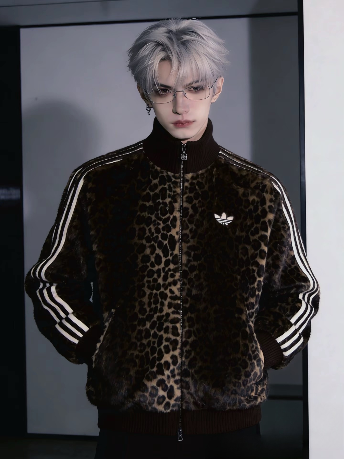 ג'קט טרנינג adidas מנומר, צילום ישיר עם צווארון גבוה ופסים איקוניים