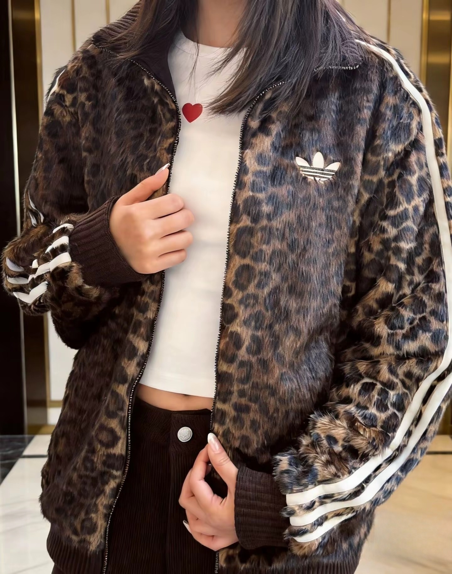 ג'קט טרנינג adidas מנומר, תקריב על הלוגו והכיסים הצדדיים