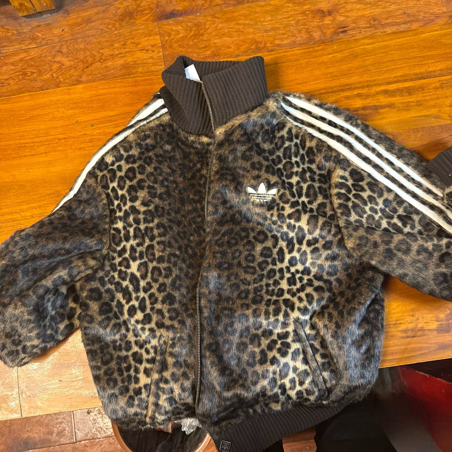 ג'קט טרנינג adidas מנומר, צילום פריסה על שולחן המדגיש את הטקסטורה