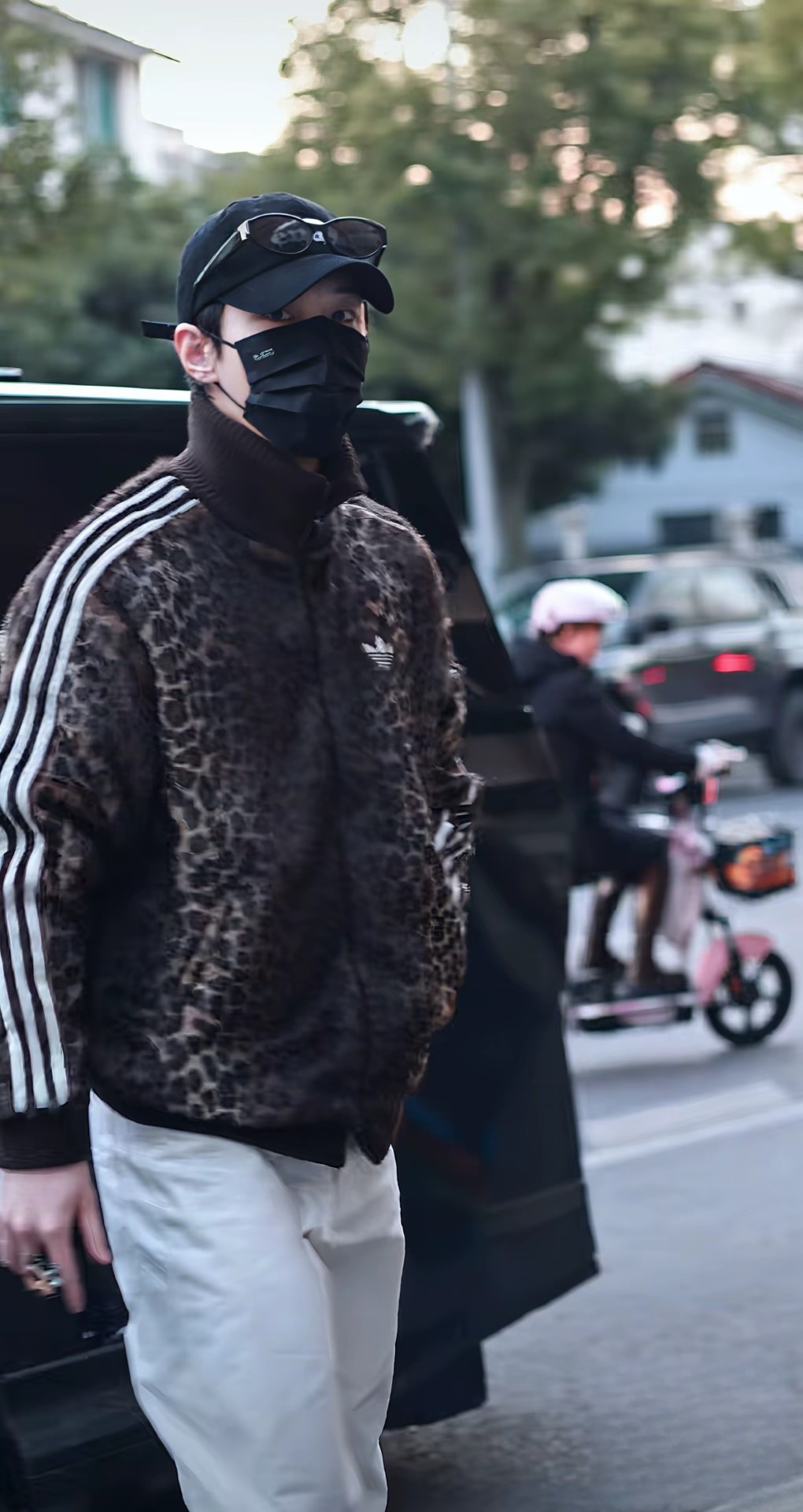 ג'קט טרנינג adidas מנומר, מראה רחוב בתנועה