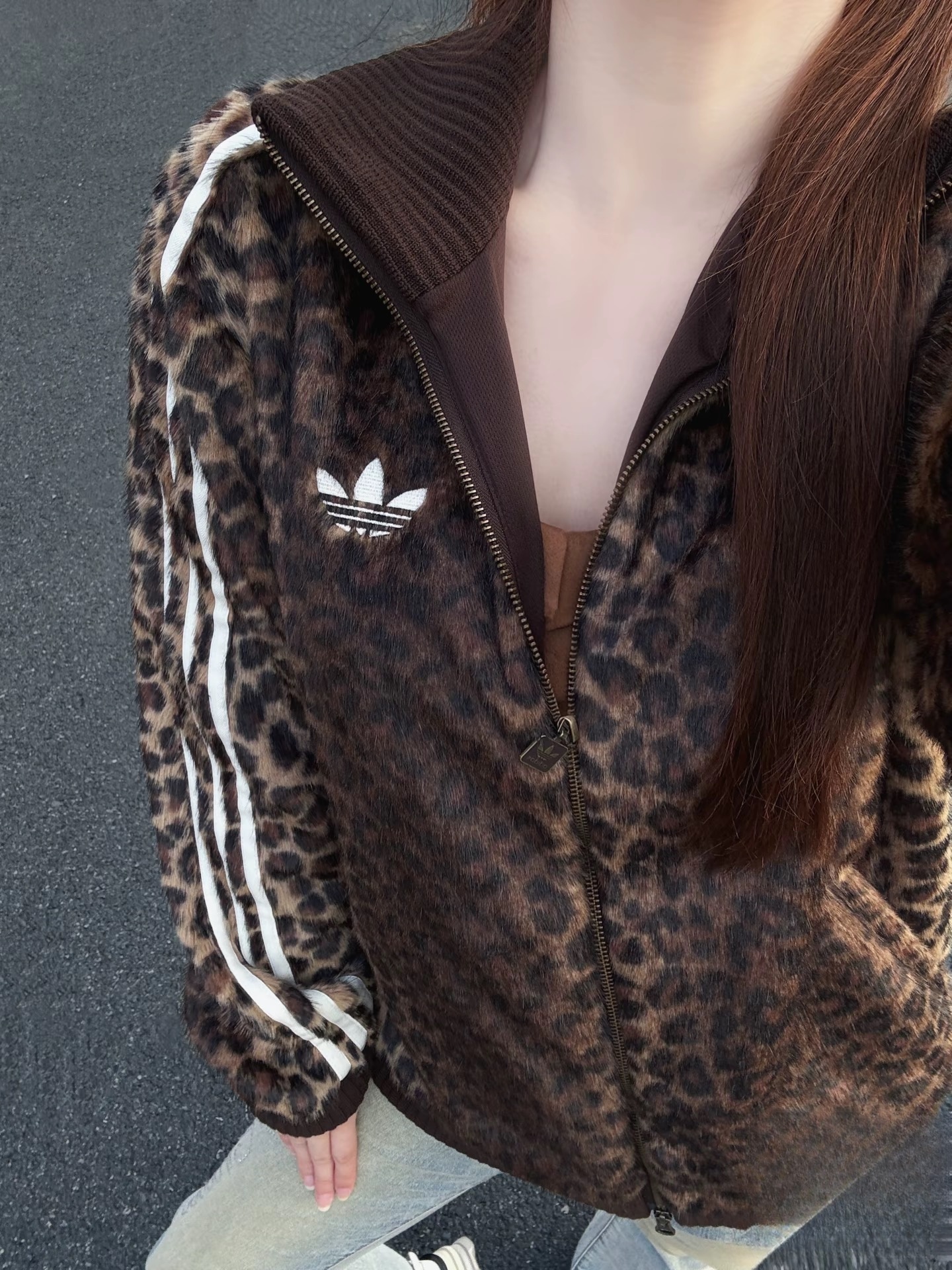 ג'קט טרנינג adidas מנומר, תקריב על לוגו Trefoil והפסים בשרוול