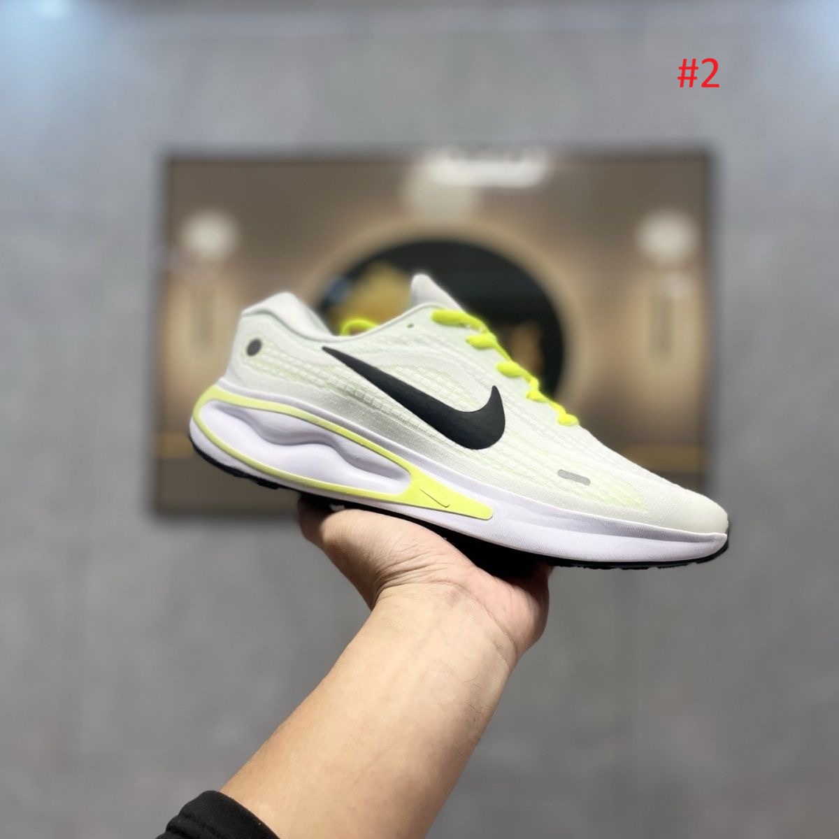 Nike נעלי ריצה עם חלון עקב מעוצב – תמונה 3