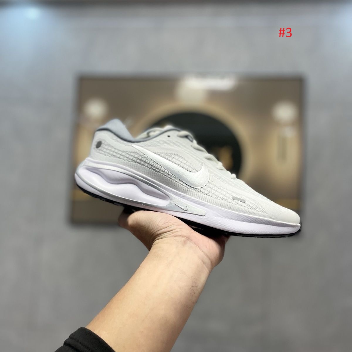 Nike נעלי ריצה עם חלון עקב מעוצב – תמונה 4