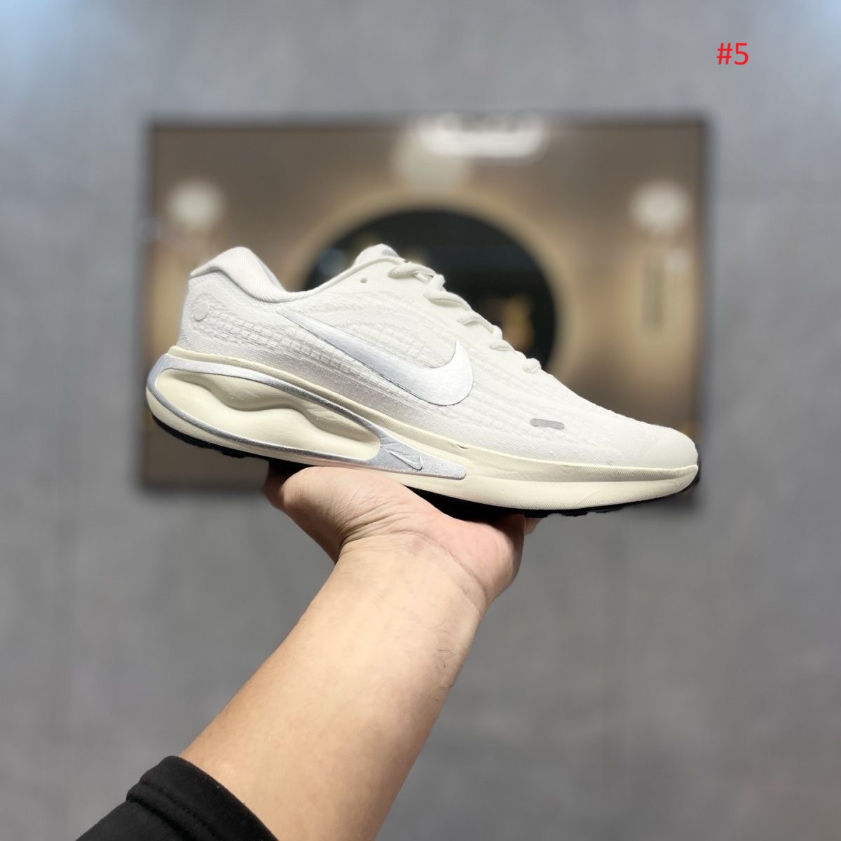 Nike נעלי ריצה עם חלון עקב מעוצב – תמונה 6