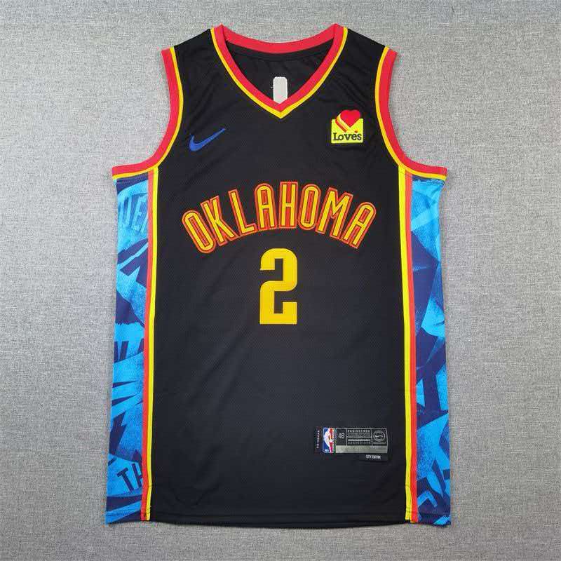 גופיית Nike שחורה עם כיתוב OKLAHOMA ומספר 2, קנטים אדום־צהוב ולוחות צד כחולים