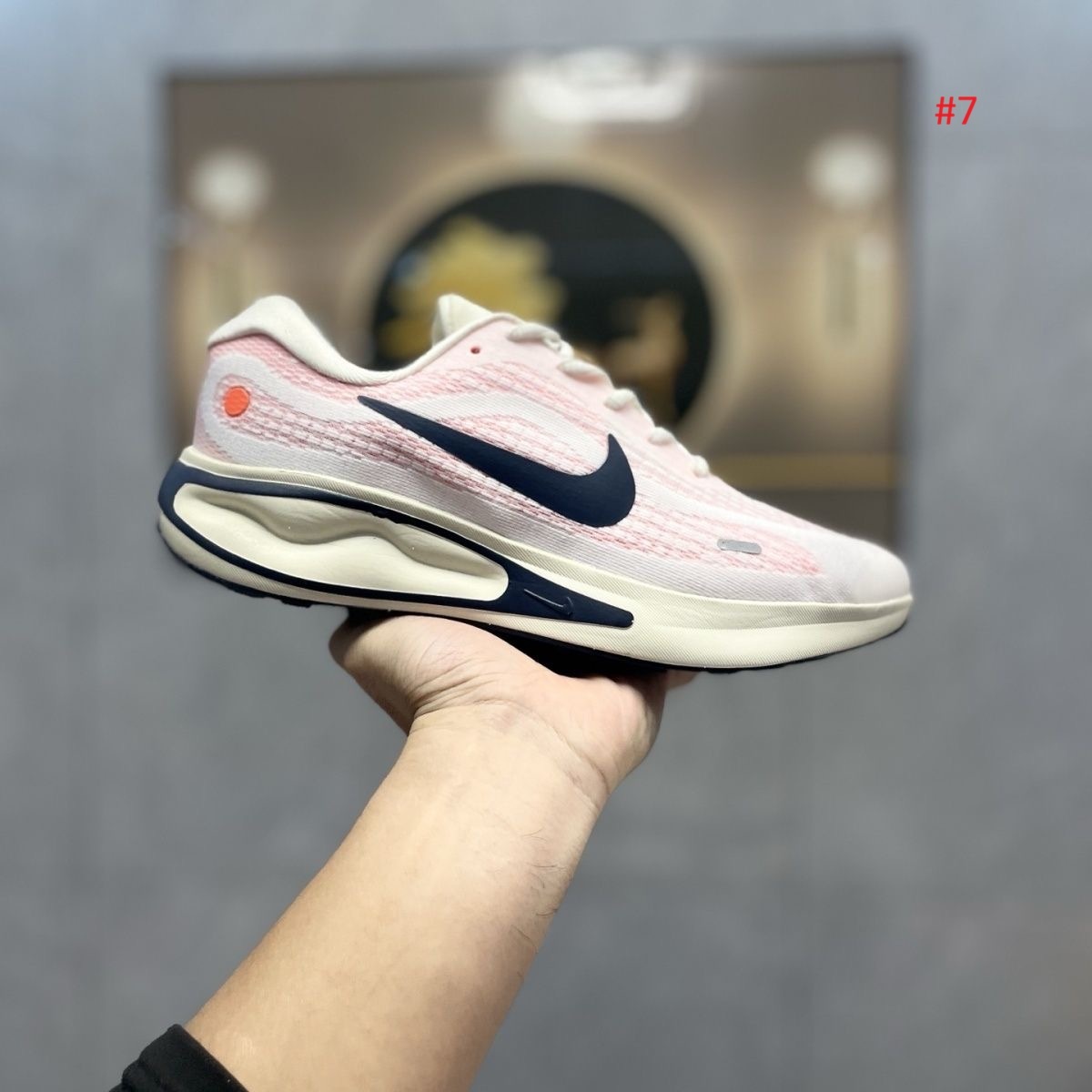 Nike נעלי ריצה עם חלון עקב מעוצב – תמונה 8