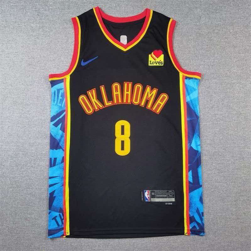 גופיית Nike שחורה עם כיתוב OKLAHOMA ומספר 8, לוחות צד כחולים