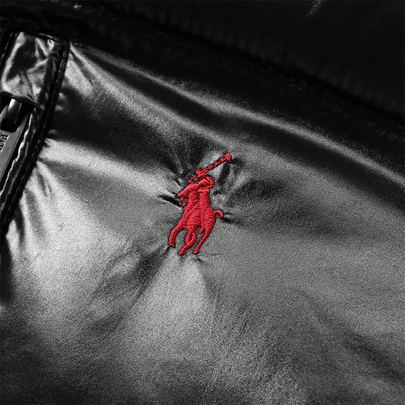 מעיל פאפר של Polo Ralph Lauren, תקריב לוגו הרוכב האדום בחזה