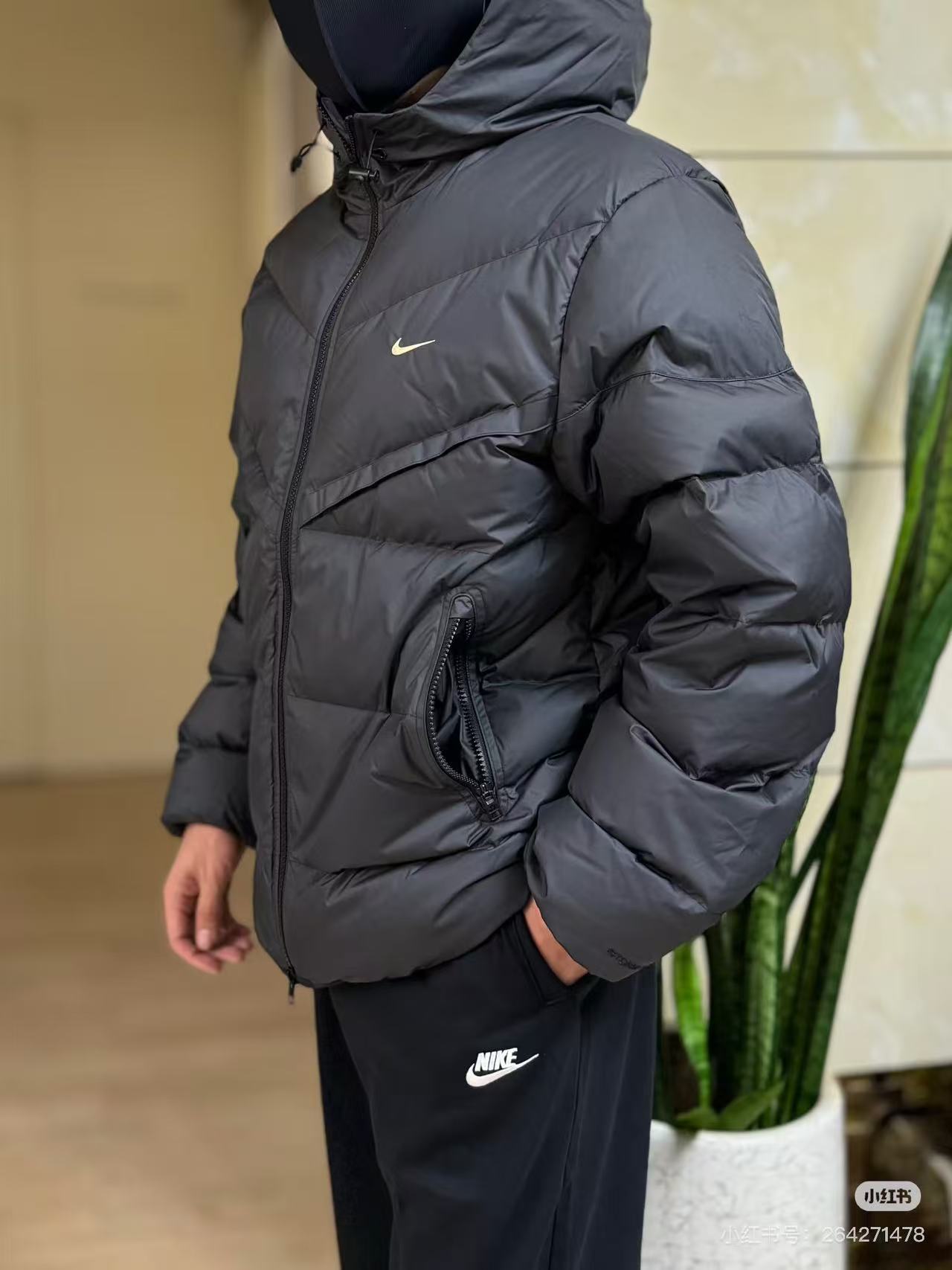 Nike מעיל פוך עם כובע והדפס גב – תמונה 8