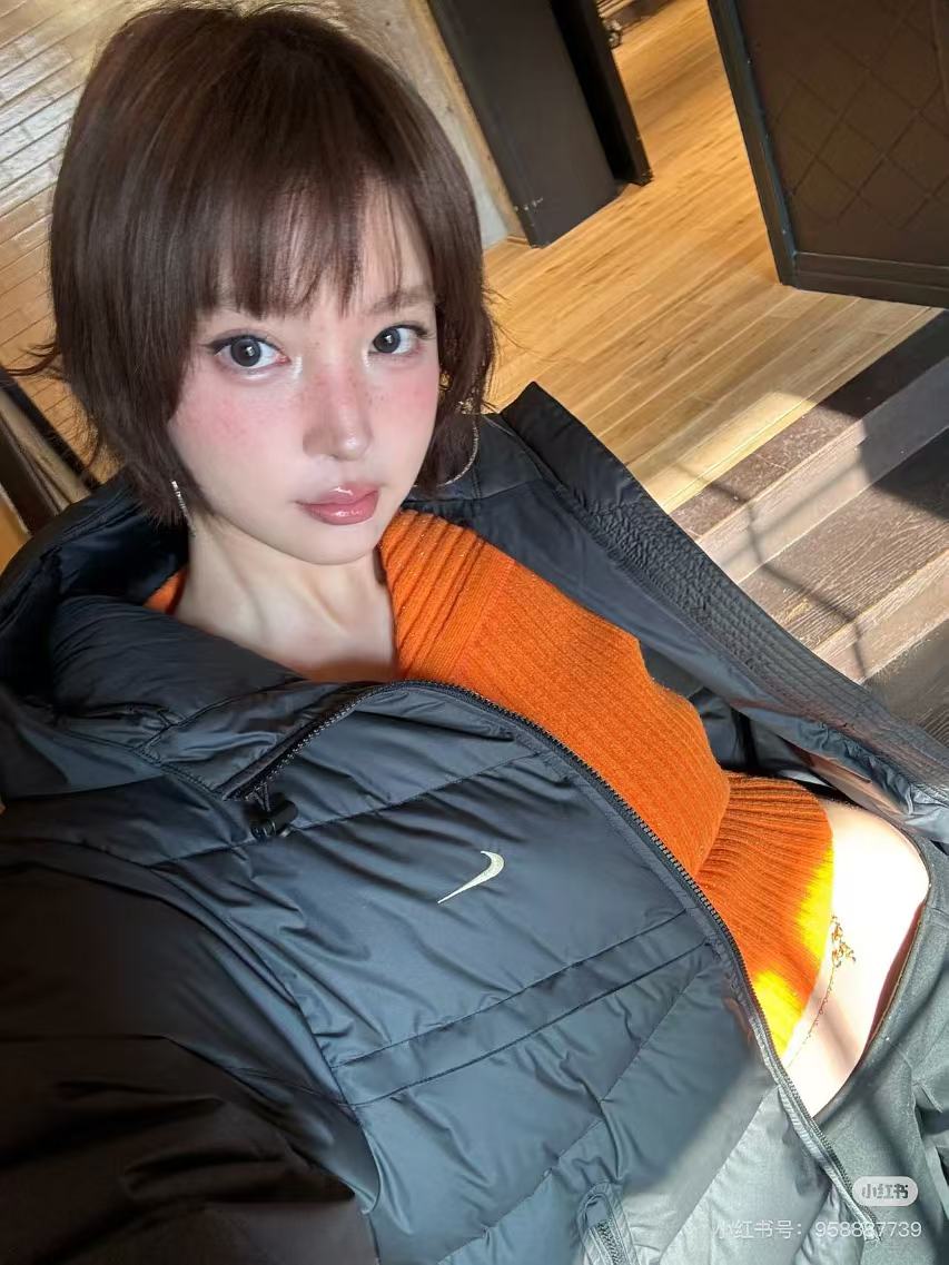 Nike מעיל פוך עם כובע והדפס גב – תמונה 19
