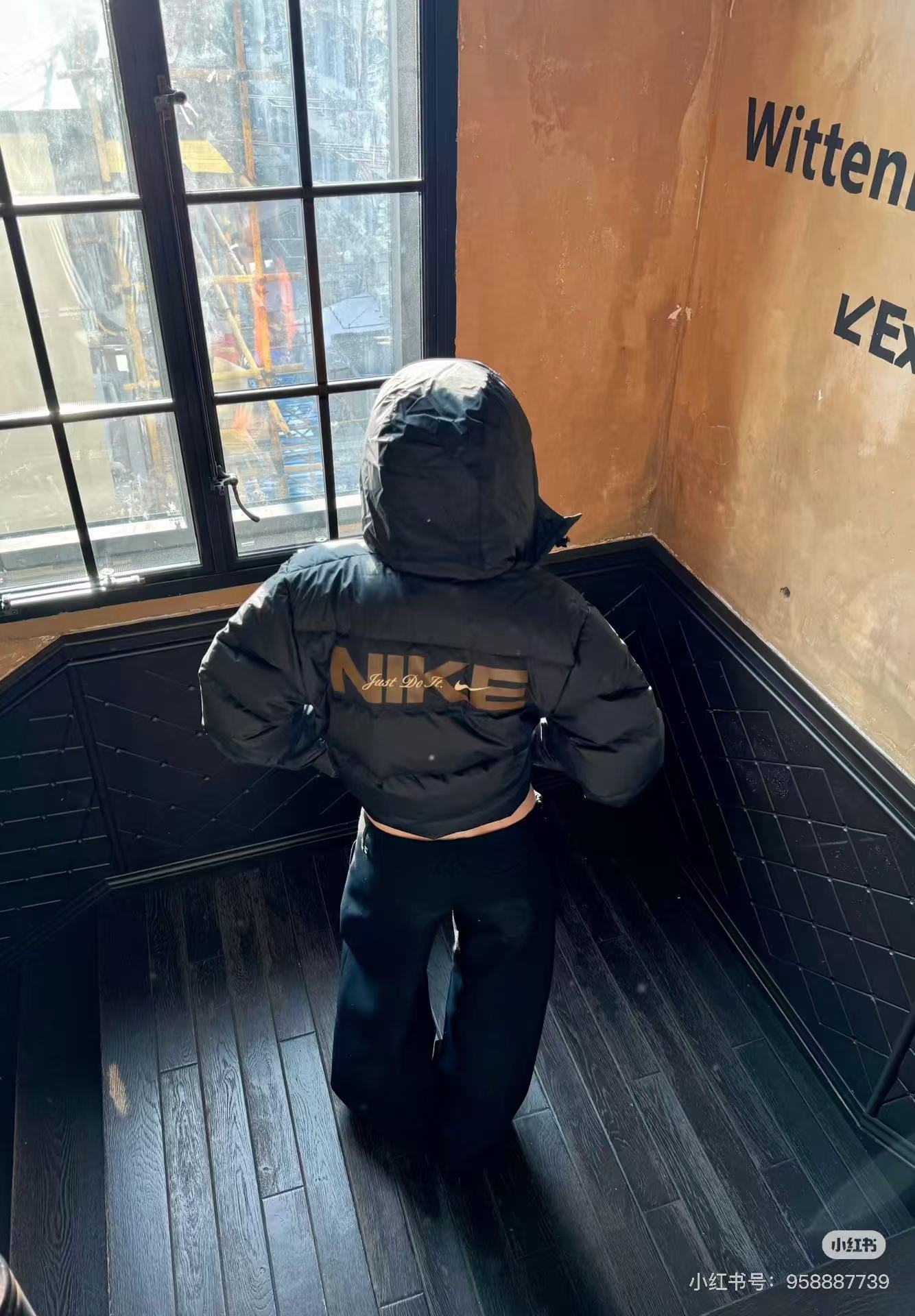 Nike מעיל פוך עם כובע והדפס גב – תמונה 14