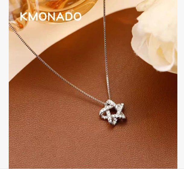 KMONADO שרשרת כוכב משובץ עדינה שרשרת תליון כוכב משובץ לנשים בתקריב על רקע חום, בגוון כסוף