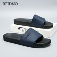 כפכפי סלייד לגברים RFIDNO – תצוגה בזווית עם רצועה כחולה כהה וסוליה שחורה
