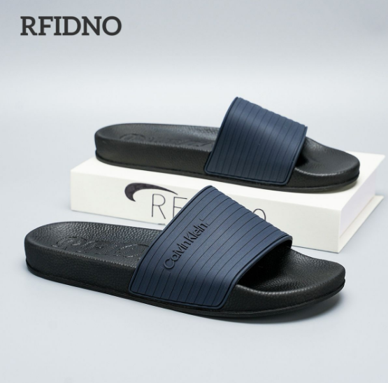 RFIDNO כפכפי סלייד לגברים עם רצועה מחורצת כפכפי סלייד לגברים RFIDNO – תצוגה בזווית עם רצועה כחולה כהה וסוליה שחורה