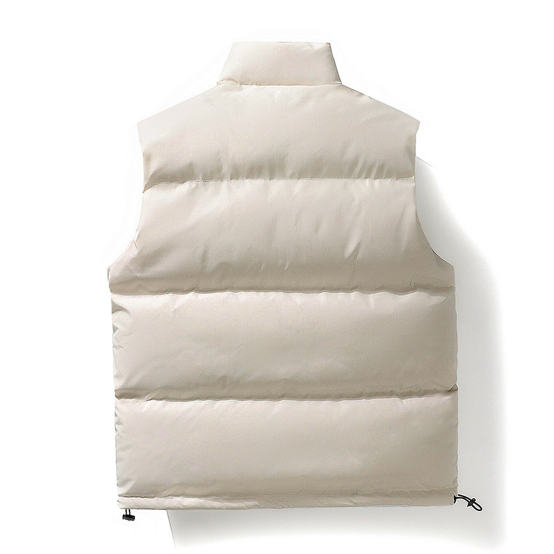 וסט מרופד The North Face בצבע שמנת, מבט אחורי עם תיפורי פופים