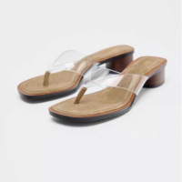 סנדלי אצבע עם עקב בלוק ורצועה שקופה לנשים – מבט אלכסוני על הזוג
