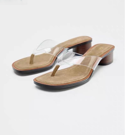 ZARA סנדלי אצבע עקב בלוק עם רצועה שקופה סנדלי אצבע עם עקב בלוק ורצועה שקופה לנשים – מבט אלכסוני על הזוג