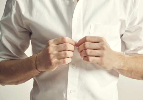 איך לבחור חולצות מכופתרות לגברים? מדריך מלא לסטייל עסקי ואלגנטי