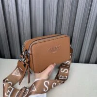 תיק צד לנשים עם שרשרת גאס GUESS