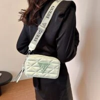 תיק צד עם רצועה רחבה לנשים GUESS