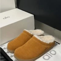 כפכפי פרווה לנשים אלו יוגה ALO YOGA