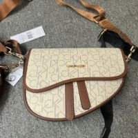 תיק צד לנשים א סימטרי קלווין קליין CK