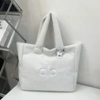 תיק יד מרובע פרוותי אלו יוגה ALO YOGA