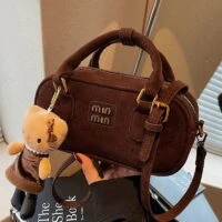 תיק יד קטן עם בובה מיו מיו MIU MIU