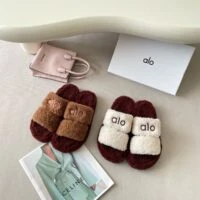 כפכפי פרווה לנשים אלו יוגה ALO YOGA
