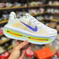 נעלי ריצת כביש לגברים Nike Vomero Premium בצבעוניות