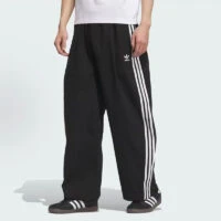 מכנסי טרנינג לגברים של ADIDAS בגזרה רפויה