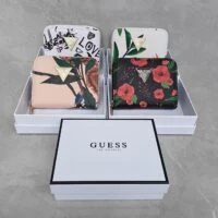 ארנק נשים קומפקטי עם רוכסן GUESS מודפס