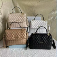 תיק צד לנשים עם ידית עליונה וקווילט GUESS