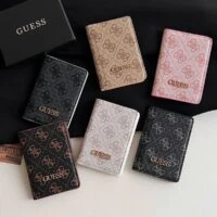 כיסוי דרכון מעוצב של GUESS עם מונוגרם