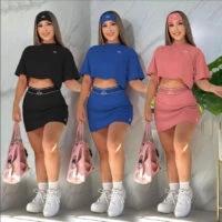 סט אימון לנשים – טופ קרופ וחצאית מיני