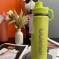 בקבוק שתייה לספורט עם ידית נשיאה וגימור מט lululemon
