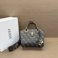 תיק יד קרוסבודי קטן לנשים Guess בעיצוב קשיח