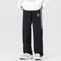 מכנסי טרנינג רחבים adidas עם שלושת הפסים